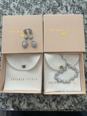 Untamed Petals Wedding Jewelry Set Silver Crystal Teardrop Earrings & Bracelet